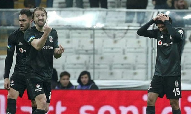 Caner'le Elneny maçtan sonra kapıştı - Resim: 0