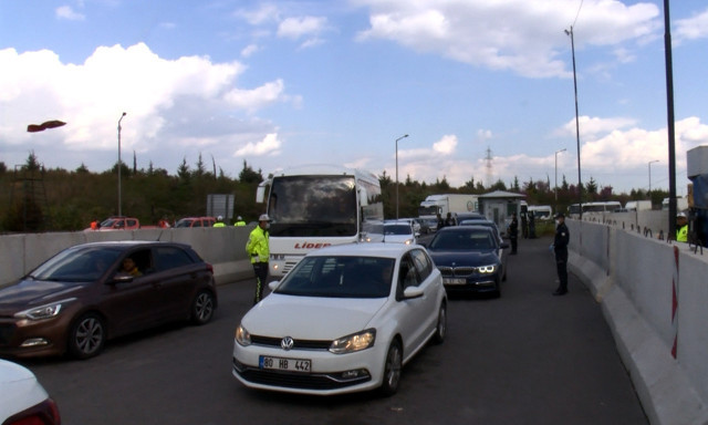 Adana'da Corona virüs denetimi sürdü uzun araç kuyrukları oluştu - Resim: 1