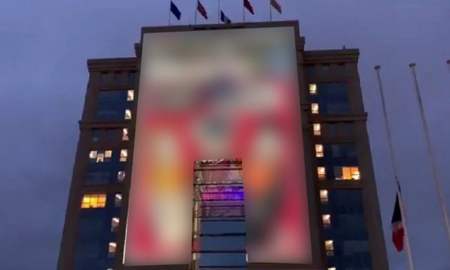 Fransa'da İslamofobi kurumsallaşıyor! Hz. Muhammed'e hakaret karikatürleri devlet binalarına yansıtıldı - Resim: 1