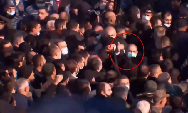 Ermenistan Başbakanı Paşinyan'a şemsiyeli koruma - Resim: 0