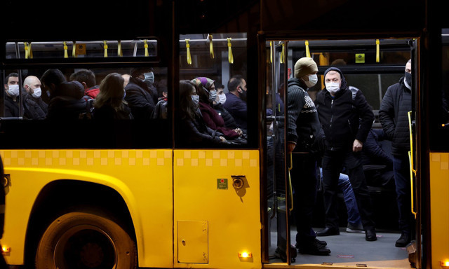 56 saatlik kısıtlama sonrası trafik yoğunluğu! Herkes yollara düştü - Resim: 0