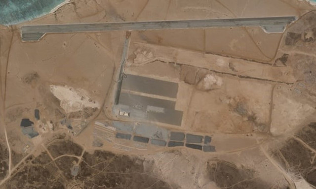 Yemen'deki volkanik adada inşa edilen gizemli hava üssü uydudan görüntülendi - Resim: 1