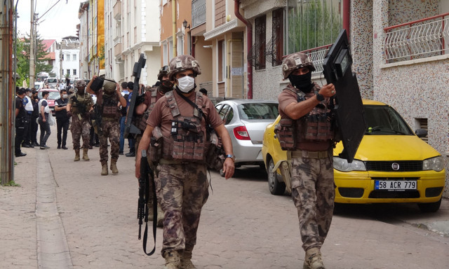 Sivas'ta peşini bırakmadığı kadını 6 yaşındaki kızıyla birlikte rehin aldı - Resim: 0