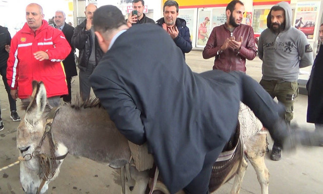 Gaziantep'te eşekli protesto Gelecek Partili başkanın düşmesiyle son buldu - Resim: 1