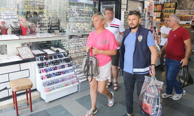 Kuyumcu tokatlayan Macar çifte başka dükkanda şok! Para teklifi kurtarmadı - Resim: 2