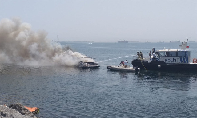 Pendik'te teknede çıkan yangın söndürüldü - Resim: 1