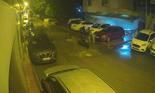 Adana'da kadın hırsız, arkadaşlarıyla birlikte motosiklet çaldı - Resim: 0
