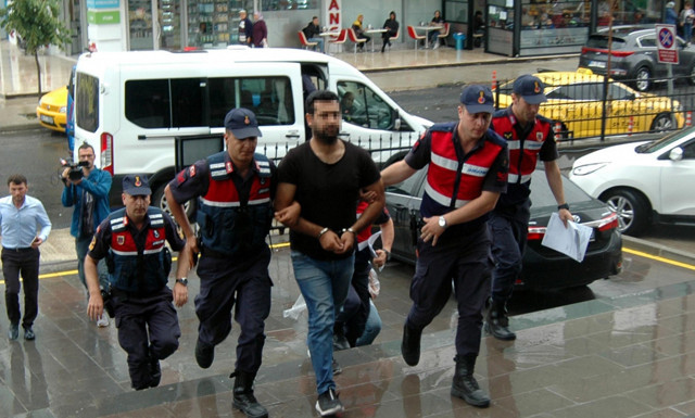 Kadın cinayetlerine bir yenisi! Eşini öldürdü sevgilisi olduğunu iddia ettiği adamı yaraladı - Resim: 1