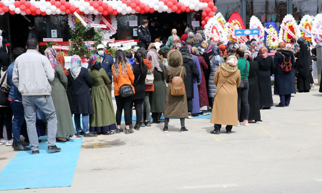 Covid-19'a davetiye çıkardılar! Sivas Valiliği sosyal mesafe kuralı ihlal edilen marketin faaliyetini durdurdu - Resim: 0