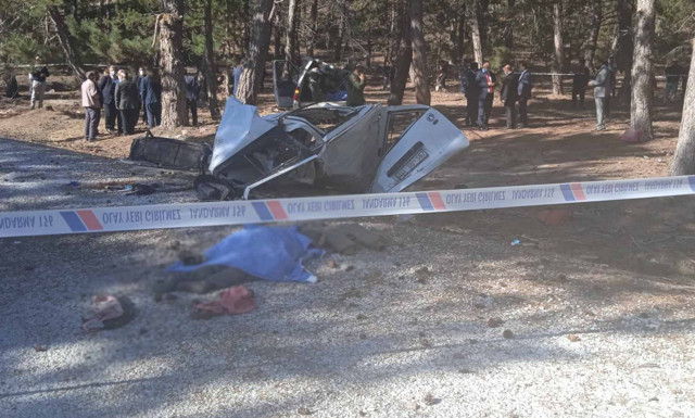 Afyon'da feci kaza! Öğrenci servisi ormanlık alana uçtu ikiye ayrıldı: Ölü ve yaralılar var - Resim: 3