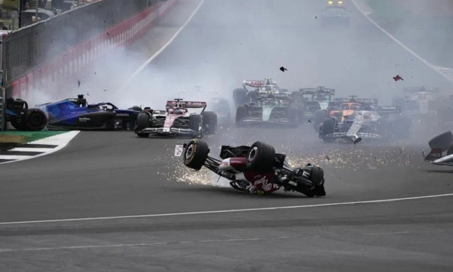 Formula 1'de korkunç kaza! 4 araç karıştı, metrelerce takla attı - Resim: 2