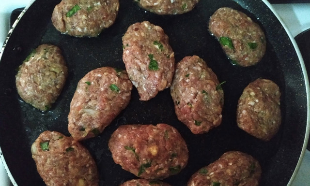 Anneniz bile size tarifini soracak! İşte damak çatlatan anne köftesi tarifi - Resim: 1