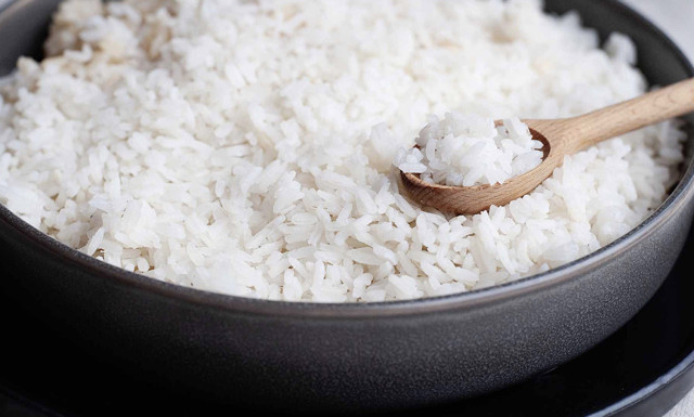 Tane tane dökülen pirinç pilavının sırrı buzlu suda! İşte eltinizi kıskandıracak pilav tarifi - Resim: 0