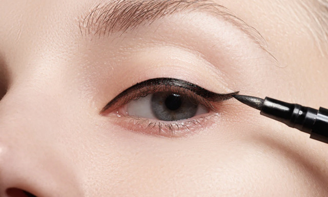 Çok istiyorum ama yapamıyorum demeyin! Kusursuz eyeliner çekmenin en pratik yoluna bakın - Resim: 1