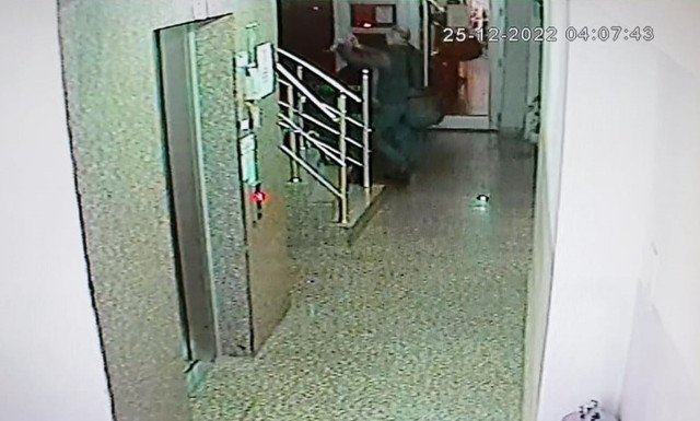 Her kata sürüp çakmağı çaktı, uyumaya gitti! 8 katlı 130 kişilik binada inanılmaz olay - Resim: 0