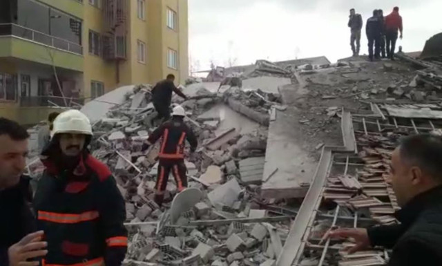 Malatya'da son dakika bina çöktü! Ekipler bölgeye sevk edildi - Resim: 0