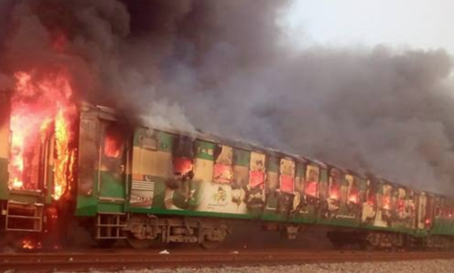 Pakistan'da yolcu treninde son dakika yangın faciası! Çok sayıda ölü var - Resim: 0