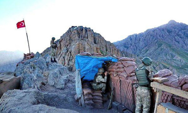 Terör örgütü PKK'nın can damarı Avaşin'e Türk bayrağı dikildi - Resim: 0