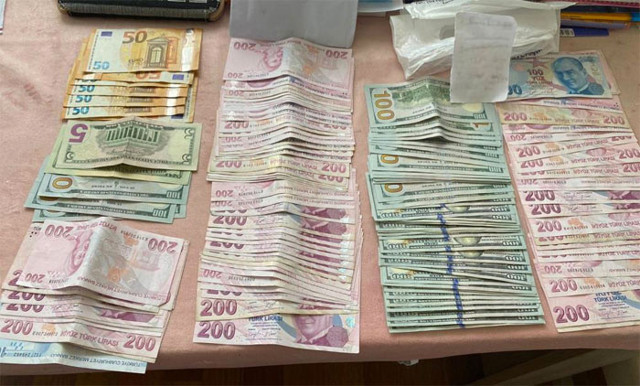 FETÖ kasası açıldı deste yüklü paralar sergilendi boya kutularında milyonlar çıktı - Resim: 1