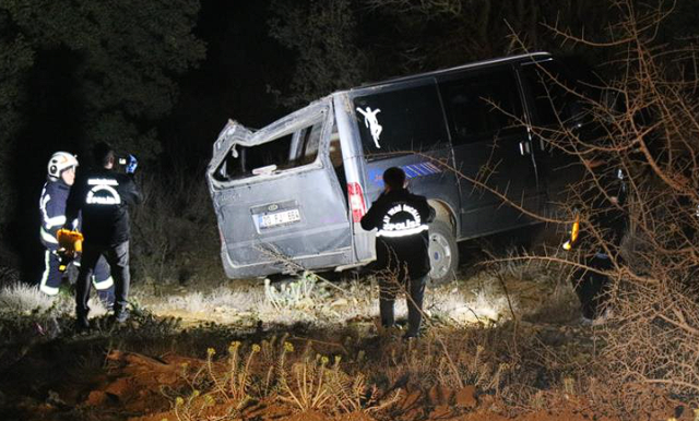 Anne ve oğlunu taşıyan araç uçuruma yuvarlandı: 1 ölü, 1 yaralı - Resim: 2