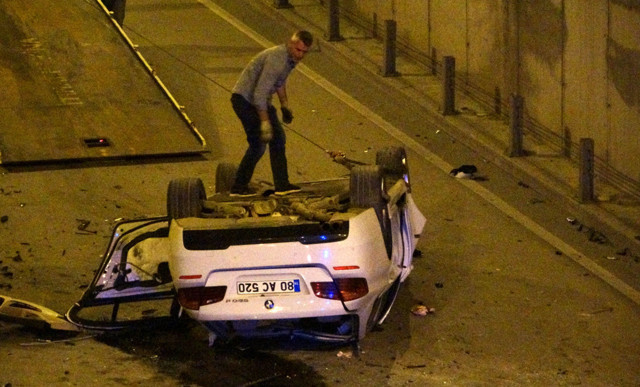 Osmaniye'de bariyerleri aşan lüks otomobil alt geçide düştü - Resim: 0