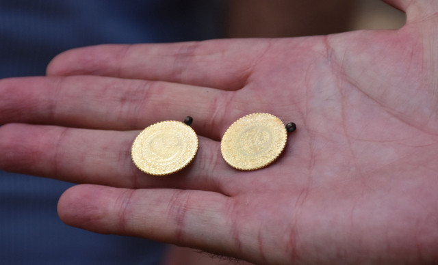 Sivas'ta imam cami bahçesinde bulduğu altınları polise teslim etti - Resim: 1