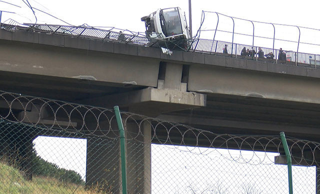 TEM'de yürekleri ağza getiren kaza! Midibüs yolcularla köprüde asılı kaldı! - Resim: 0