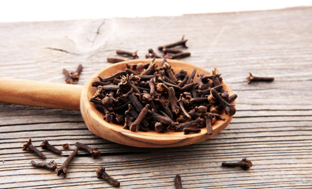 Sürdüğünüz yerden saç fışkırtıyor! İşte dökülmeyi önleyen mucizevi karanfil kürü - Resim: 2