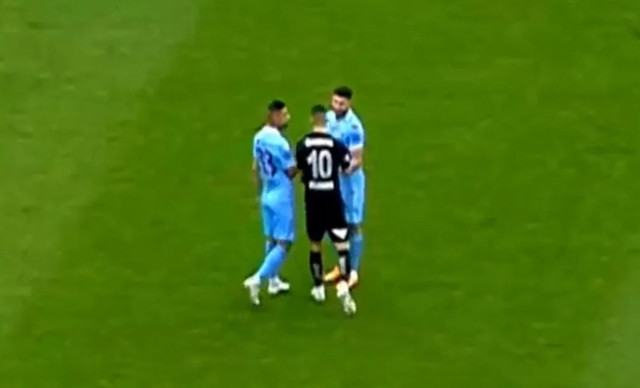 Rakibine tokat attı, saha bir anda karıştı: Kırmızı kart gören Belhanda rekor kırdı! - Resim: 1