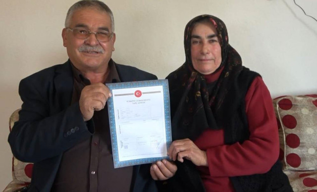 42'nci evlilik yıl dönümünde kocası en büyük sürprizi yaptı - Resim: 1