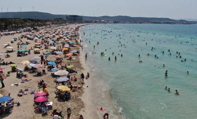 Görüntüler bugün çekildi! Tatilciler bayramın ikinci gününde de Çeşme'ye akın etti - Resim: 0
