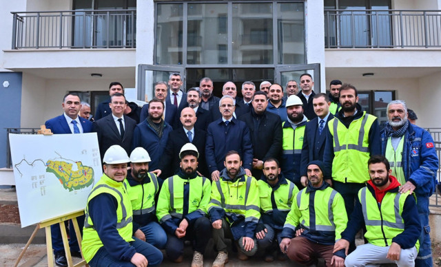 Ulaştırma ve Altyapı Bakanı Uraloğlu, Adıyaman'da kalıcı konut inşaat alanını inceledi - Resim: 1