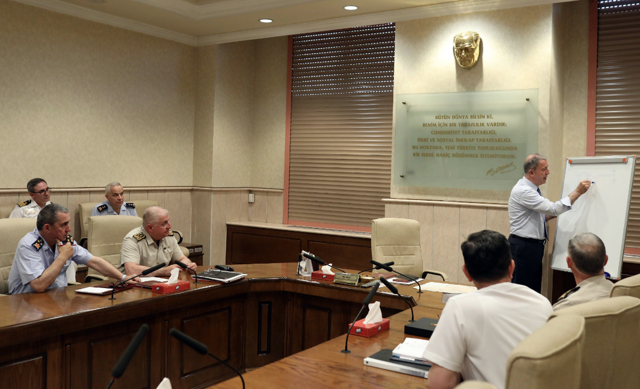 Bakan Akar ile komutanlar Fırat'ın doğusuna olası harekatı görüştü - Resim: 2