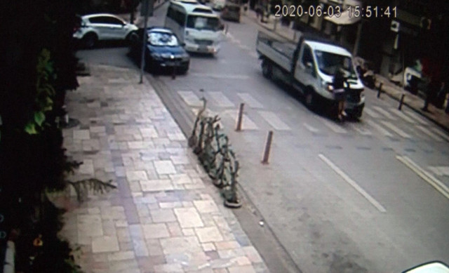 Denizli'de yaya geçidini kullanan gence araç çarptı - Resim: 0