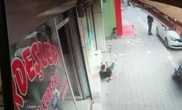 Mermi kafasını sıyırdı ölüm böyle teğet geçti! Yere yığıldı, kafasını tutmaya başladı: O anlar kamerada! - Resim: 2