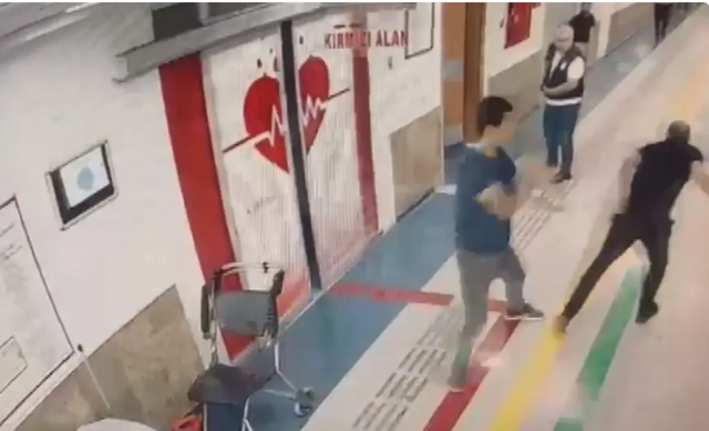 Şanlıurfa'da hastanede bıçaklı saldırı! Başhekim yardımcısı ve güvenlik görevlisi bıçaklandı - Resim: 2