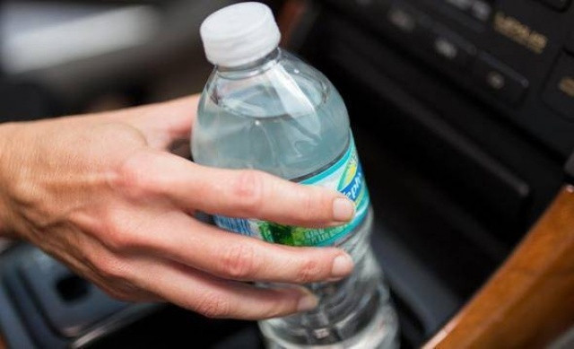 Pet şişeyi sakın arabada böyle bırakmayın! - Resim: 1