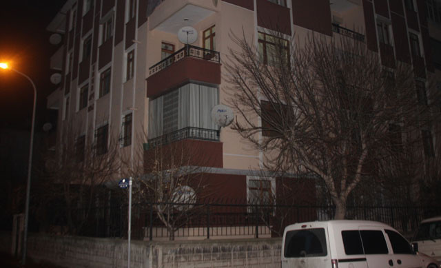 Önce ekmek bıçağıyla karısına saldırdı sonra bebeği rehin aldı!  - Resim: 3