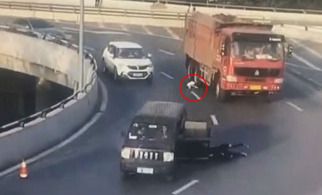 Yola savrulan bebeği kamyonun altından çıkardılar! Facia son anda önlendi - Resim: 4