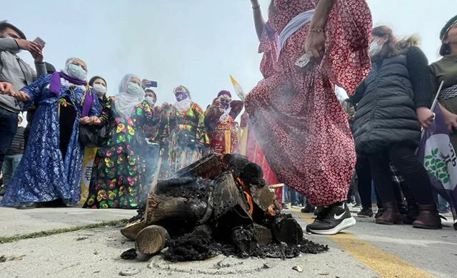 İstanbul'da Nevroz bayramı halaylarla kutlanıyor - Resim: 0