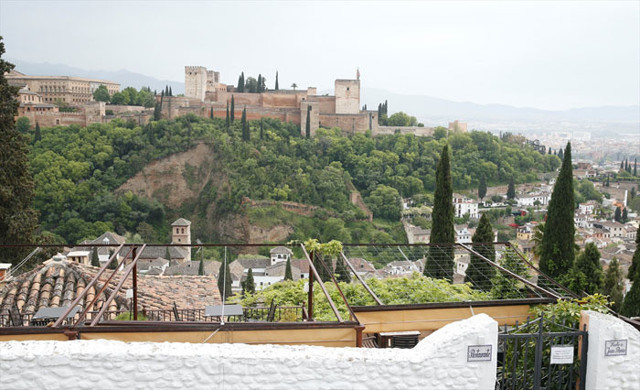 İspanya'da ezan, minareden yüksek sesle sadece Granada'daki Ulu Cami'nde okunuyor - Resim: 0