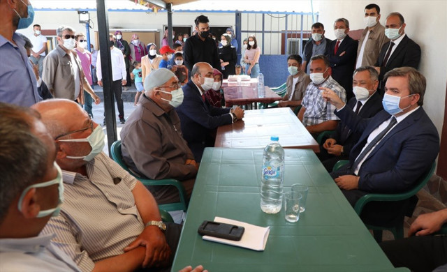 Aksaray Valisi 30 yıldır küs olan iki kardeşi barıştırdı hüngür hüngür ağladı - Resim: 0