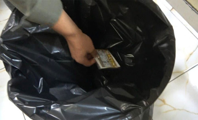 Tokatta babası kartı çöpe attı oğlu alıp kontrol edince gözlerine inanamadı - Resim: 0