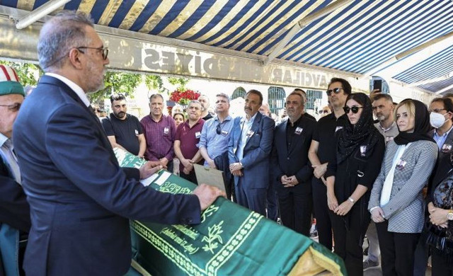 Yavuz Bingöl'den annesinin cenaze töreninde sitem dolu sözler: Yazıklar olsun... - Resim: 1