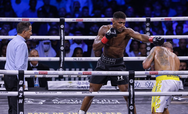 Dünya ağır sıklet boks ünvan maçında Usyk, Joshua'yı darmaduman etti - Resim: 1