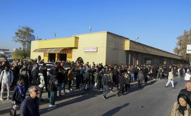 Ankara'da metro çilesi! Seferler durdu: Otobüslere yönlendirilen yolcular isyan etti! - Resim: 0