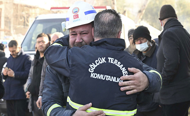 5 metre tünel açıp 198 saat sonra kurtardılar! Ağlatan anlar - Resim: 1