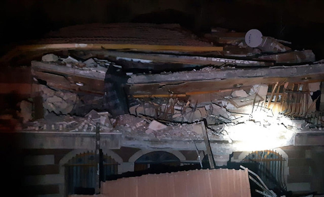 Malatya'da deprem sonrası boşaltılan bina çöktü - Resim: 0