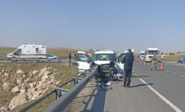 Kamyonet bariyerlere ok gibi saplandı! Feci kazada ölü ve yaralılar var - Resim: 0