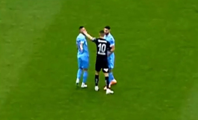 Rakibine tokat attı, saha bir anda karıştı: Kırmızı kart gören Belhanda rekor kırdı! - Resim: 0